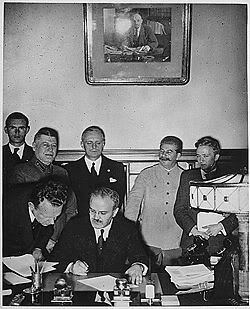 molotov-ribbentrop-stalin.jpg