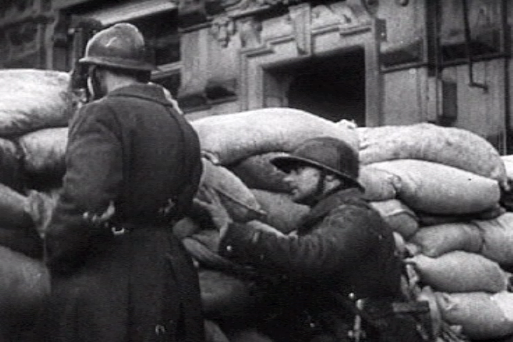 French_troops_barricades2_paris_194.png